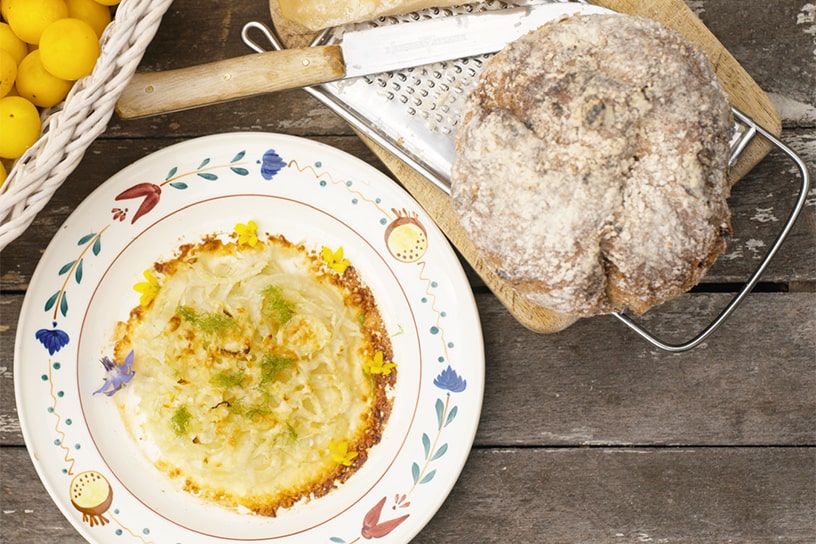 SoufflÃ© op een bord met brood